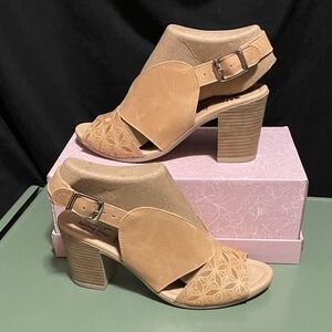 NWOB spring step made in Italy Earth Tan Open-Toe buckle Heels EU 39 US 8 1/2-9
